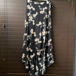 American Eagle Outfitters Floral High-Low Skirt size size M